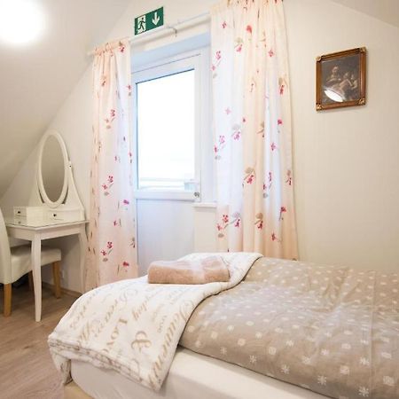 Guesthouse Grund กรินดาวิก ภายนอก รูปภาพ