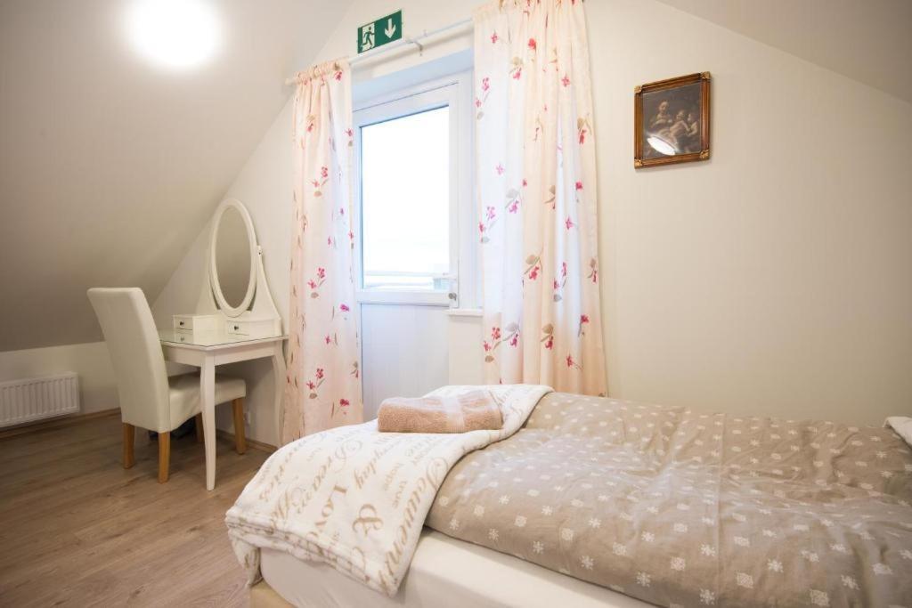 Guesthouse Grund กรินดาวิก ภายนอก รูปภาพ