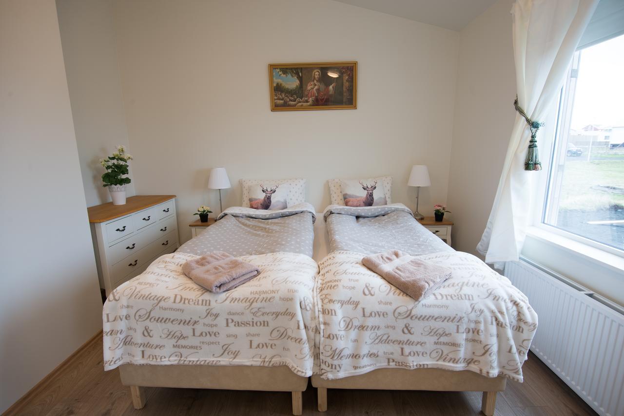 Guesthouse Grund กรินดาวิก ภายนอก รูปภาพ